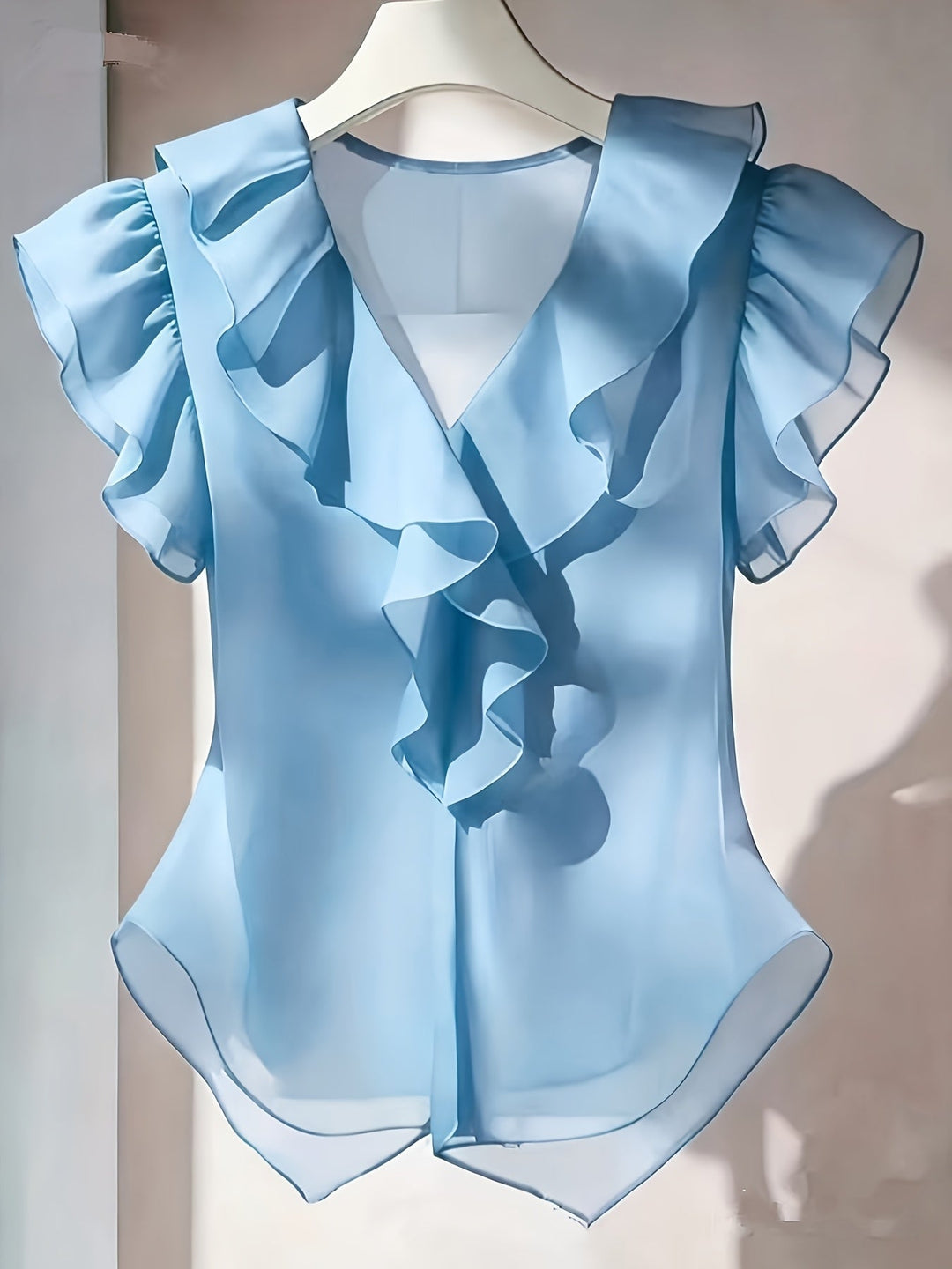 Modische Damenbluse mit V-Ausschnitt & Rüschen. Ein Must-have für Ihre Garderobe.