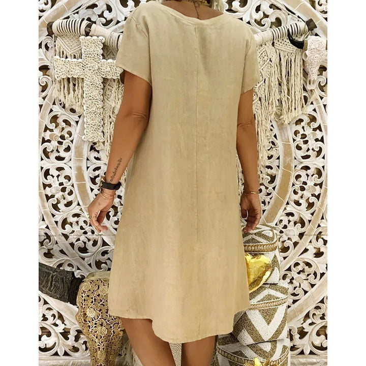 Bequemes kurzes Damenkleid im lässigen Stil. Ideal als Sommerkleid oder Alltagskleid.