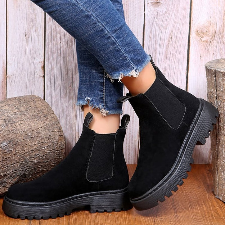 Modische Damen Stiefeletten: Schwarze Herbst-Plateau-Stiefeletten mit runder Kappe und chunky Sohle.