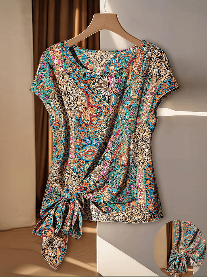 Damen Boho Bluse mit farbenfrohem Muster und stylischem Knotendetail für sommerliche Freizeitlooks.