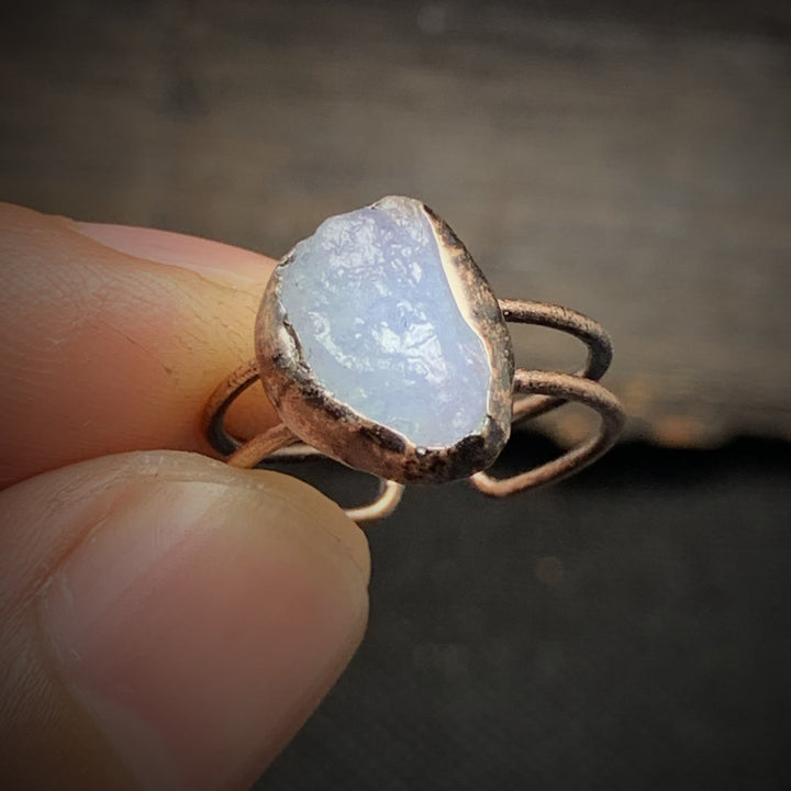 Eleganter Geburtssteinring, Rohstein & verstellbar. Naturstein Schmuck für Damen.