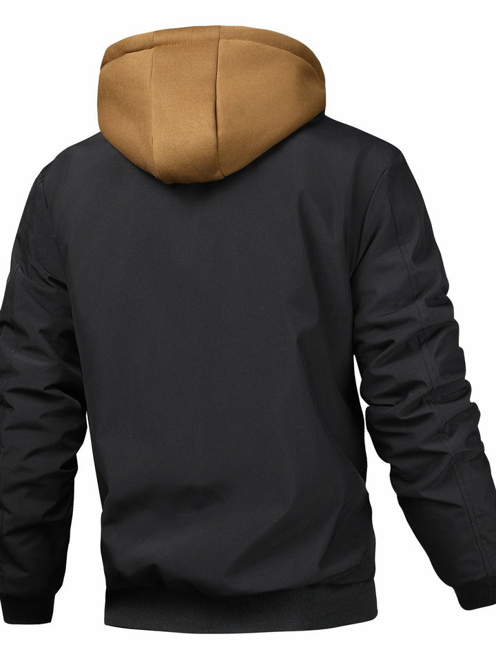 Detail der funktionalen Kapuze der Herren Bomberjacke, schützt effektiv vor Wind und Kälte im Herbst.