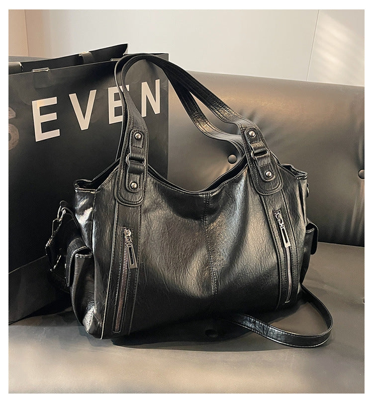 Schwarze Damen Reisetasche. Modische Schultertasche für Freizeit und Alltag.