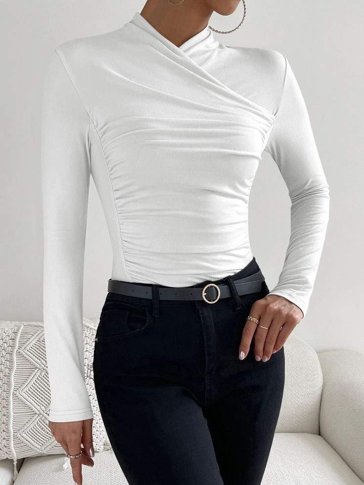 Vielseitiges weißes Basic Langarmshirt für Damen. Rundhals-Oberteil, bequem und stilvoll für jeden Anlass.
