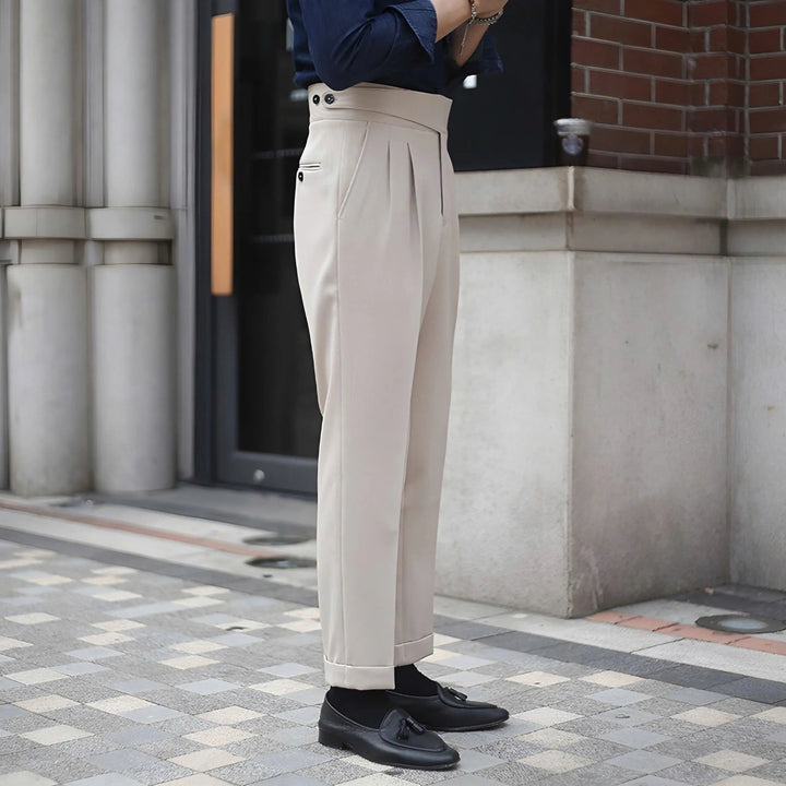 Zeitlose schwarze Männerhose, elegant und weich, perfekt für formelle Anlässe.