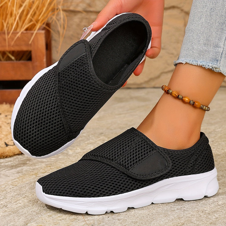 Bequeme schwarze Damen Slip-On Sneaker mit rutschfester Sohle für den Alltag.
