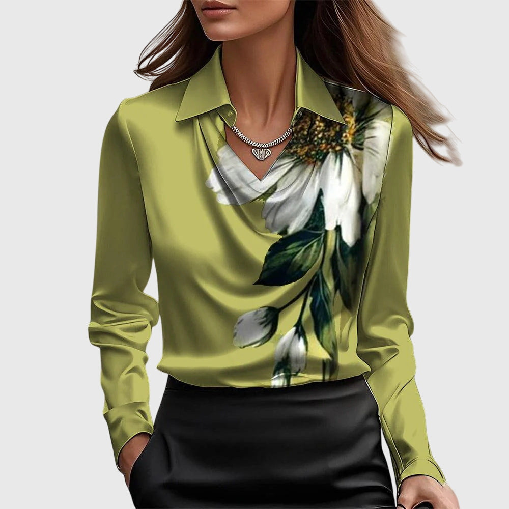 Moderne Damenbluse mit Faltenausschnitt und Brusttasche, perfekt für Büro und elegante Freizeitlooks.