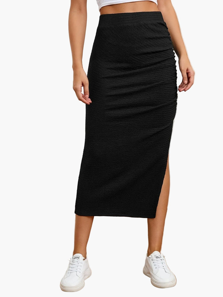 Modischer brauner Damenrock mit Seitenschlitz und eleganter Raffung; ideal für vielseitige Frühlings-Looks.