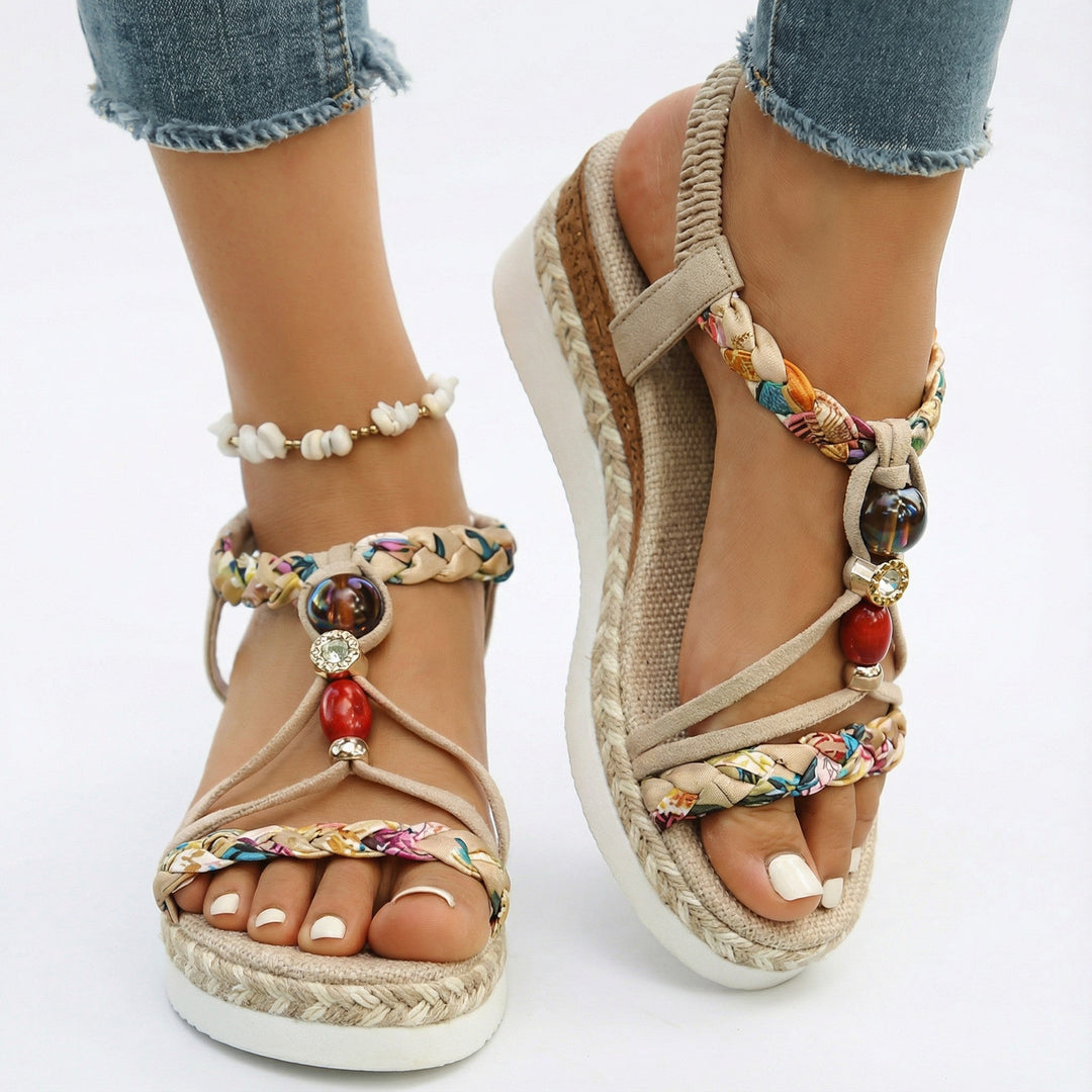 Stylische Damen Sandalen mit auffälligen Perlen & moderner Plateausohle. Perfekte Sommerschuhe für Frauen.