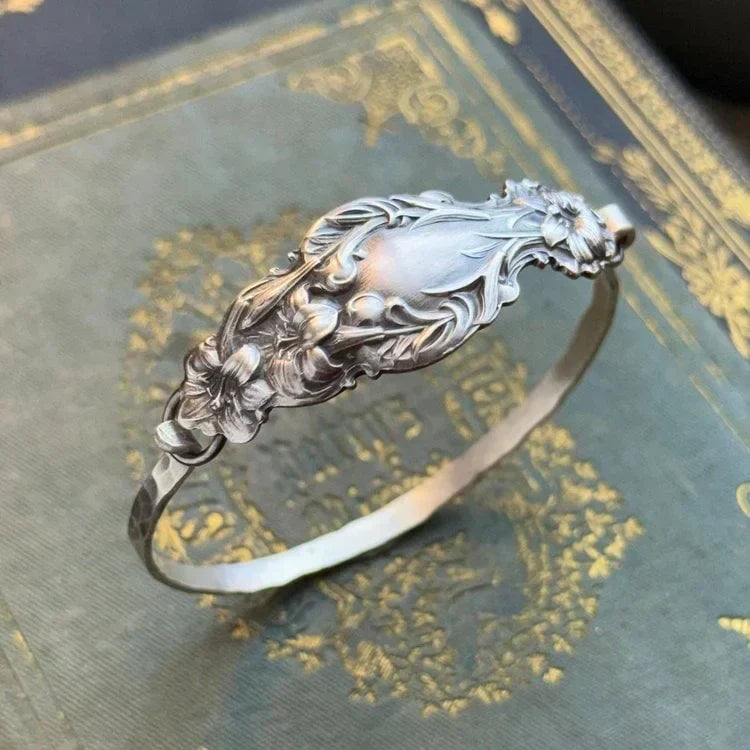 Damen Vintage Armband mit detaillierter Blumengravur; elegantes, silberfarbenes Schmuckstück für Frauen.
