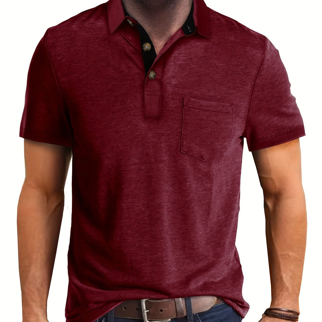 Detailansicht: Brusttasche und Kontrastkragen am modernen Herren Poloshirt. Hochwertige Verarbeitung.