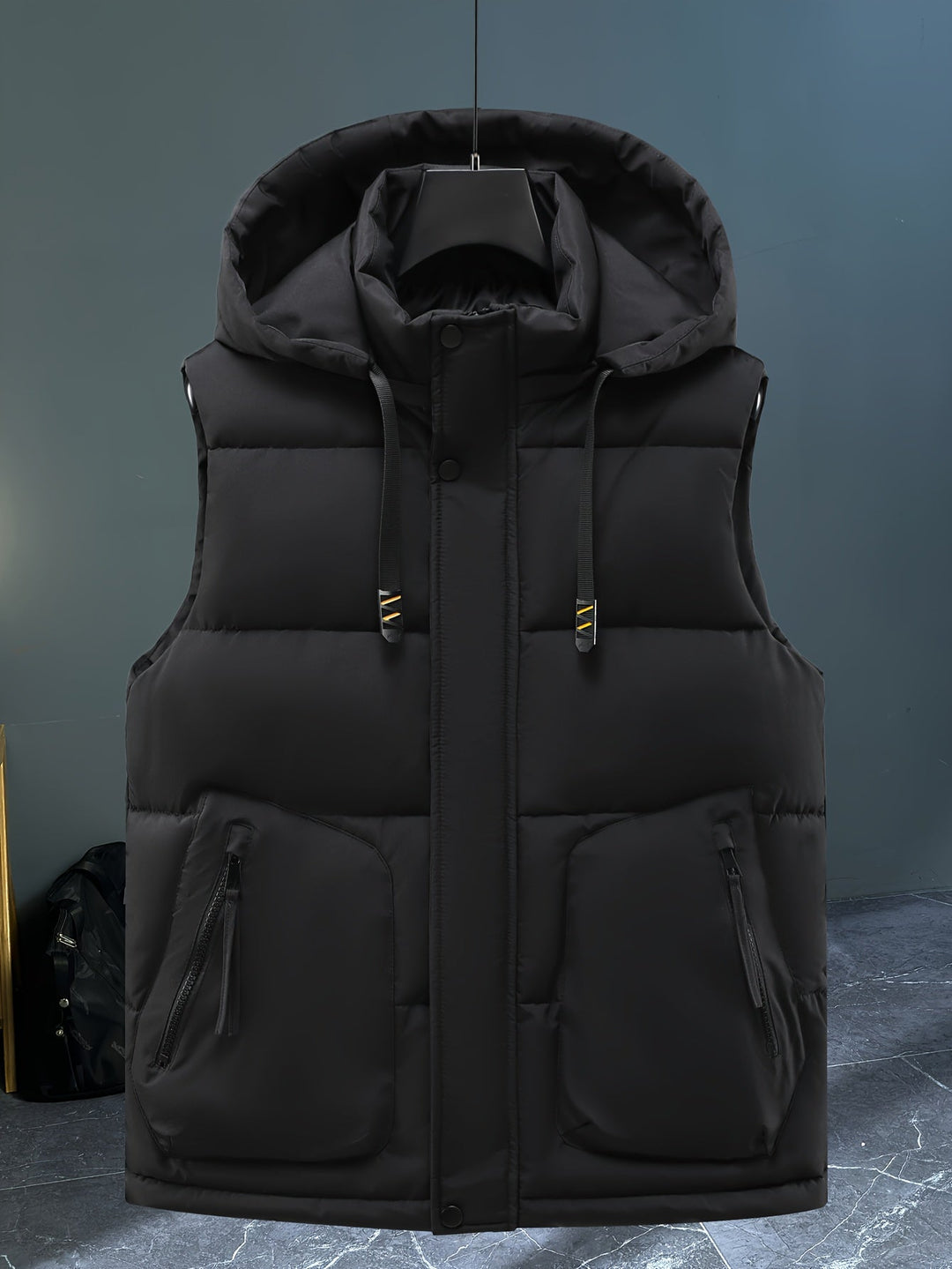 Herren Steppweste mit Kapuze, ärmellos und gepolstert, in modernem Design.