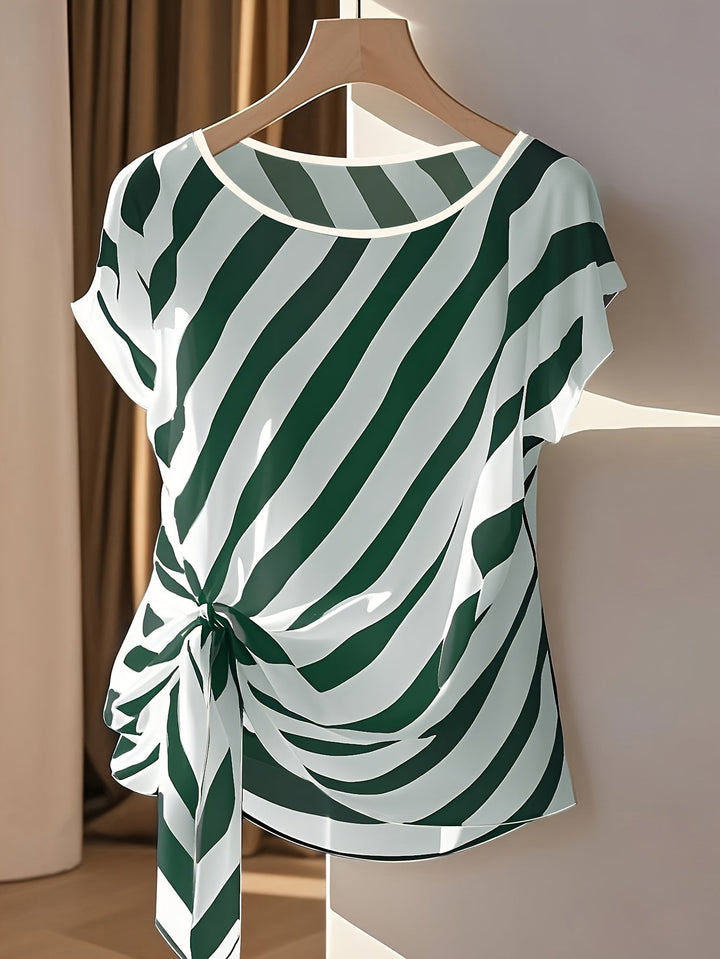 Farbenfrohe Sommerbluse für Damen mit lebhaftem Muster, Knoten am Saum, perfekt für warme Tage.