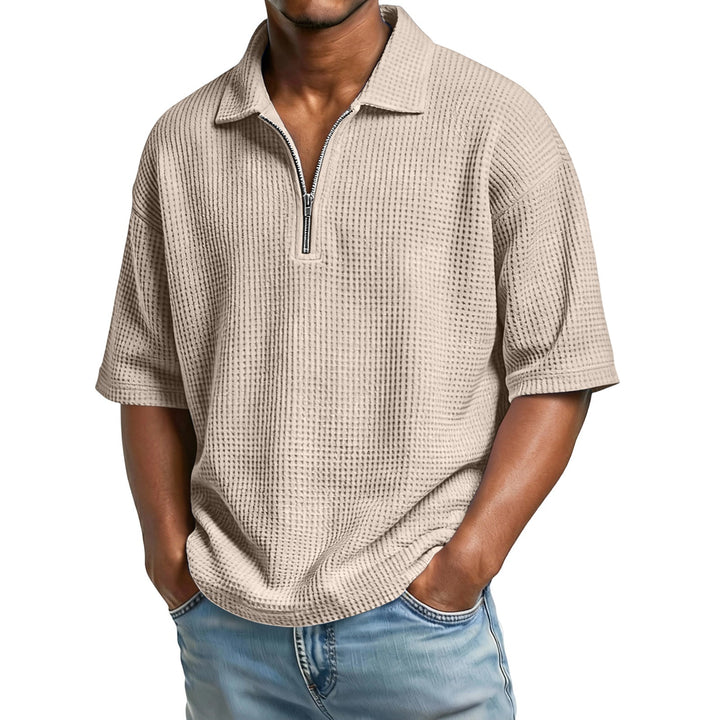 Kurzarm Waffelstrick Poloshirt für Herren. Atmungsaktiv und bequem, ideal für sommerliche Herrenmode.