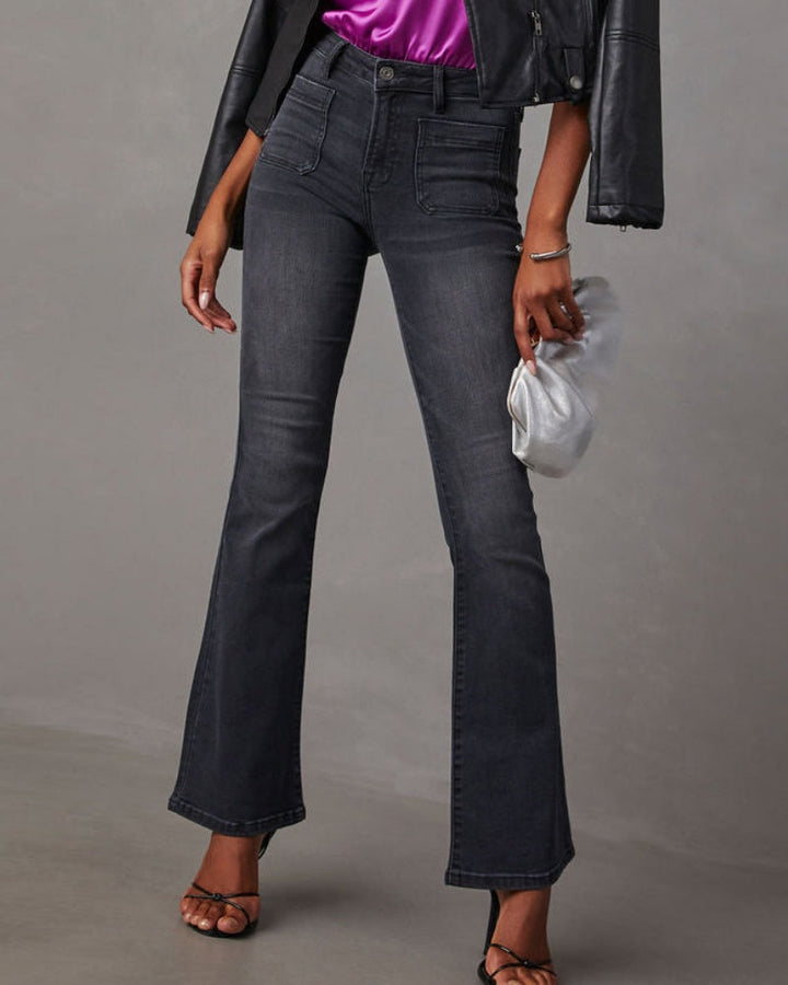 Schicke Damen Jeans Schlaghose in Schwarz mit hohem Bund, ideal für stilvolle Alltagsmode.