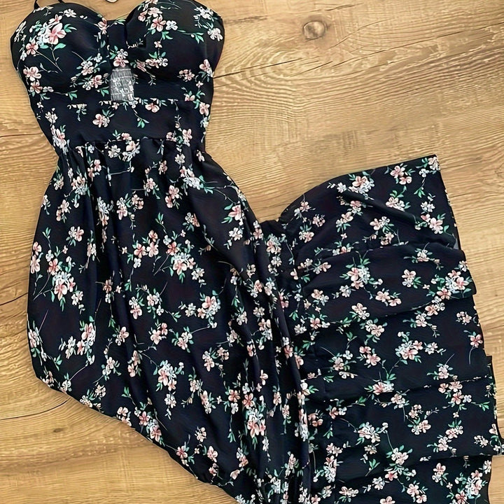 Bequemes Freizeit-Maxikleid in Weiß, gepunktet, mit Volants und dünnen Spaghettiträgern.