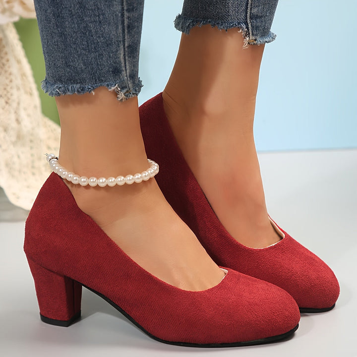 Klassische schwarze Pumps, weite Passform, 5cm Absatz. Perfekte Büroschuhe für stilbewusste Frauen.