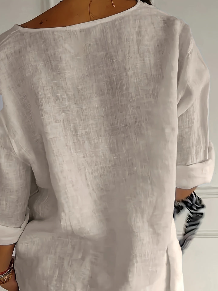 Weiße Frühlingsbluse für Frauen mit 3/4-Arm & Knopfleiste; modernes Design für den Alltag.