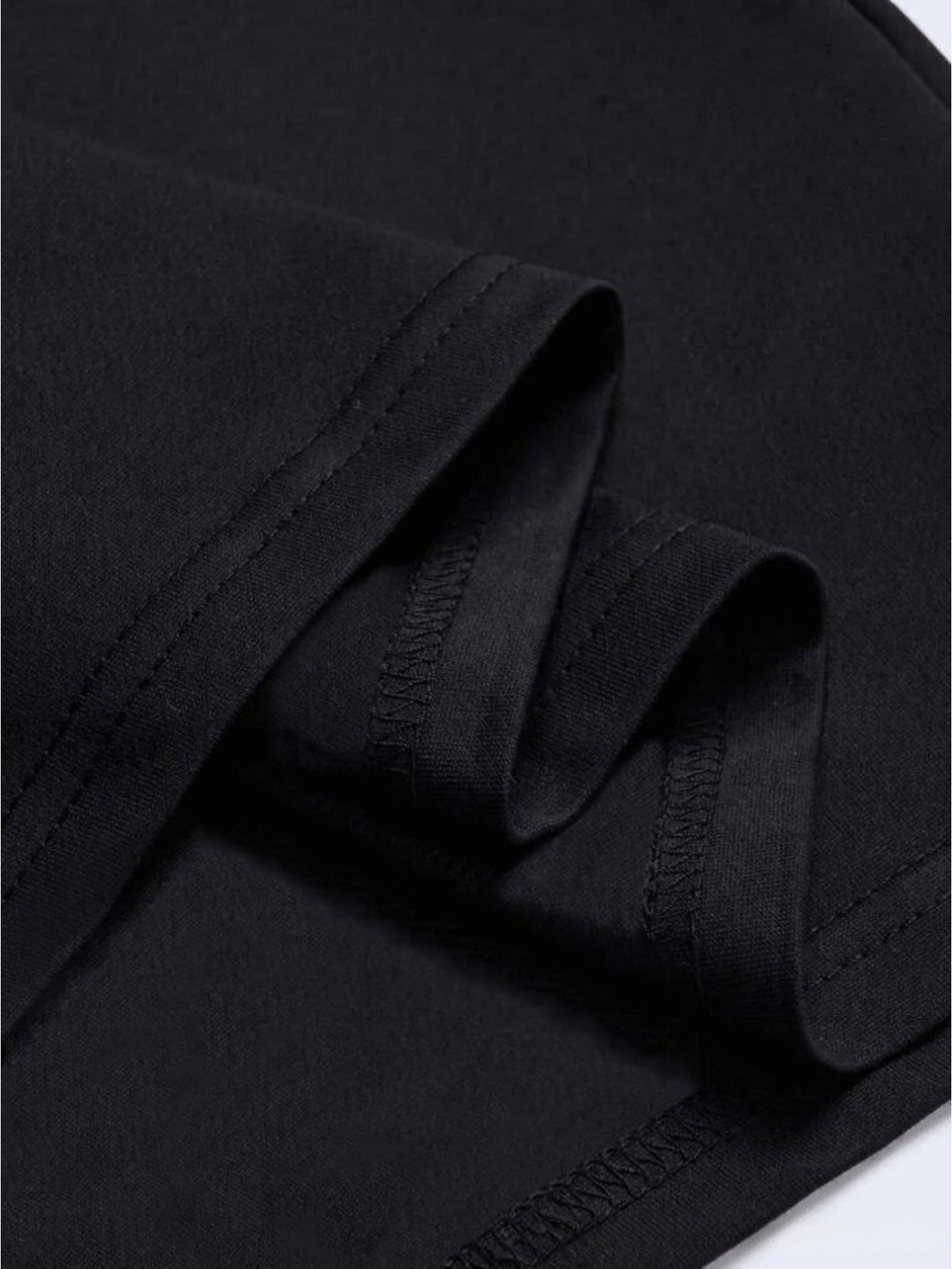 Vorderansicht Herren T-Shirt weiß mit Vintage-Print. Trendiges Rundhals Oberteil für Freizeit und Alltag. Herrenmode.