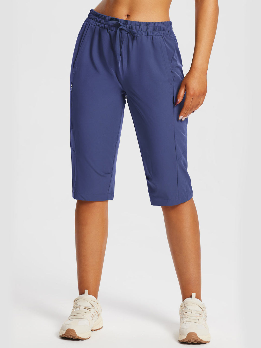 Damen Outdoor-Capris, schnelltrocknend, mit integriertem UV-Schutz und Zip-Taschen.