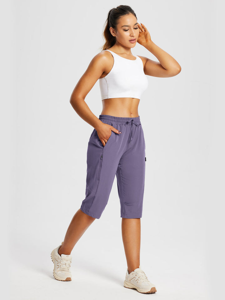 Damen Outdoor-Capris, wasserabweisend & dehnbar, mit Reißverschlusstaschen.