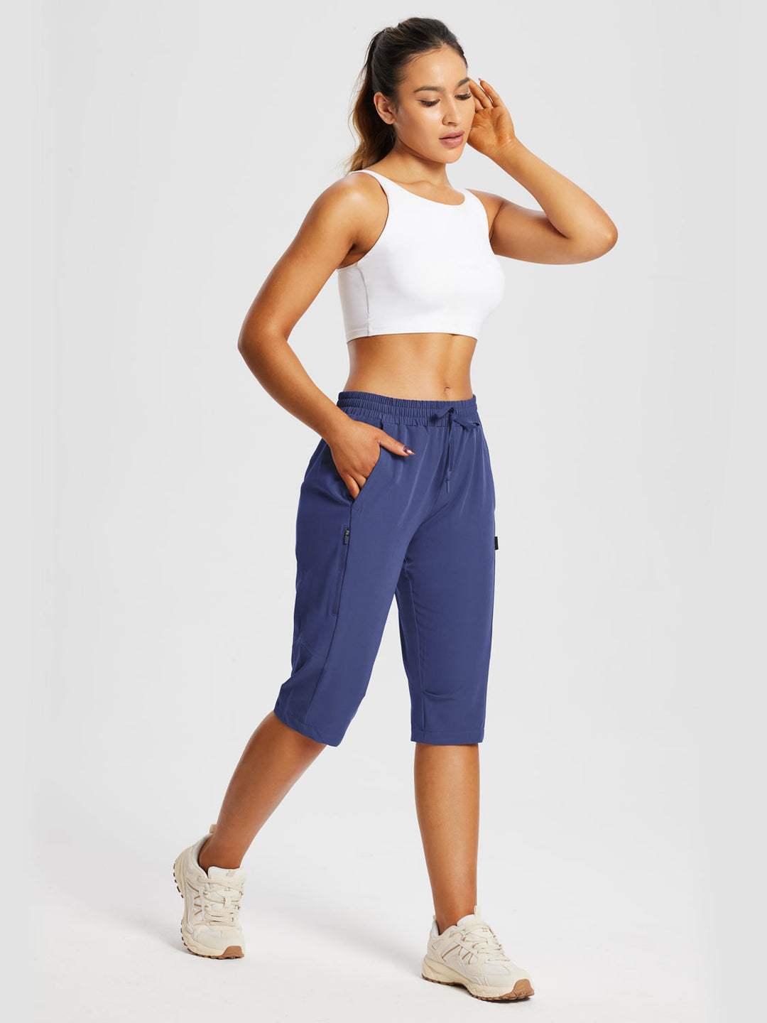Frauen Sport-Capris, knielang, mit UPF 50+ Schutz und Reißverschlusstaschen.