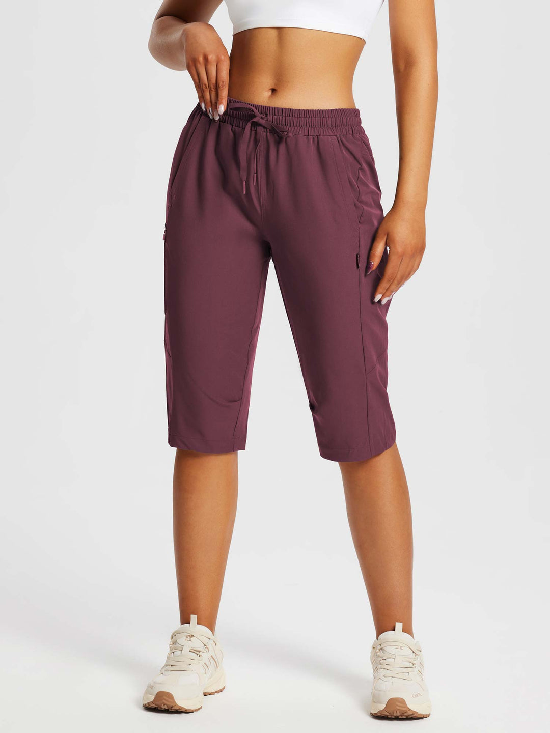 Atmungsaktive Damen Outdoor-Capris mit verstellbarem Bund & Reißverschlusstaschen.