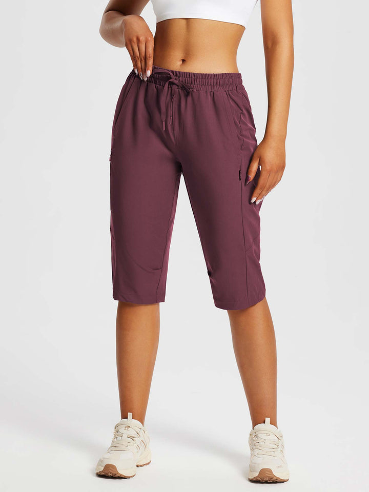 Atmungsaktive Damen Outdoor-Capris mit verstellbarem Bund & Reißverschlusstaschen.