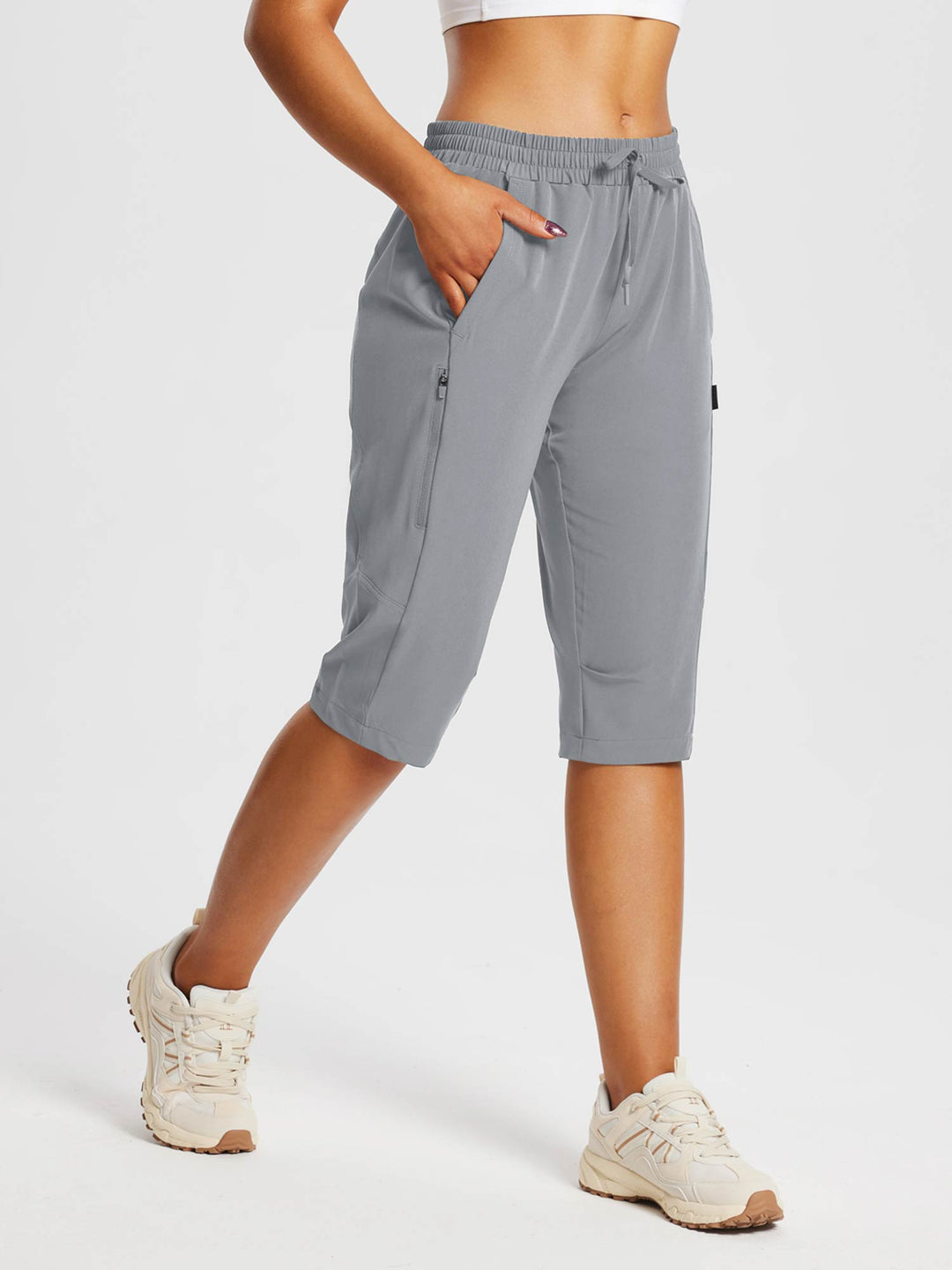 Dehnbare Damen Outdoor-Capris, perfekt für aktive Frauen, mit Reißverschlusstaschen.