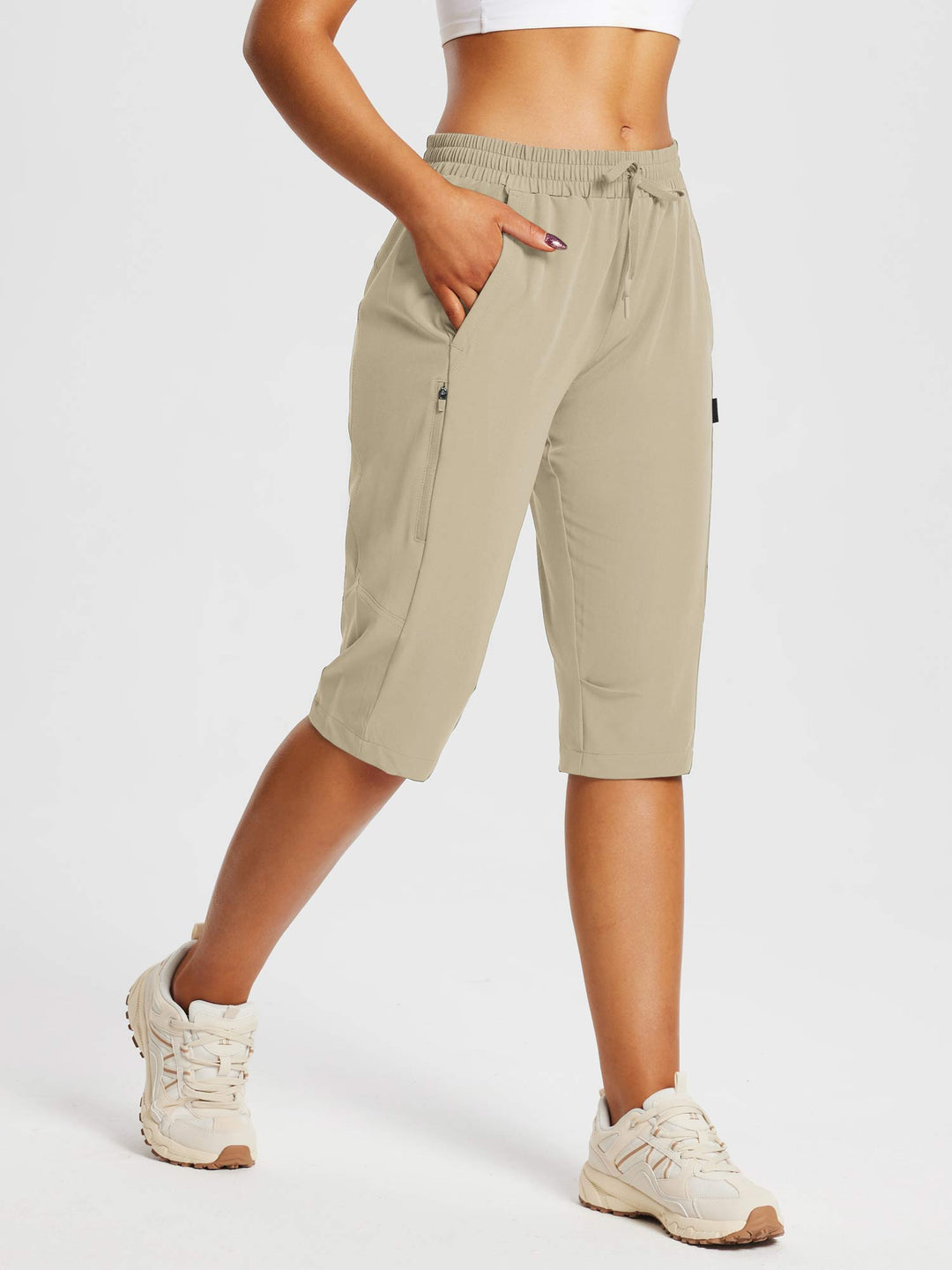 Stilvolle Damen Capris mit Reißverschlusstaschen, ideal für leichte Wanderungen.