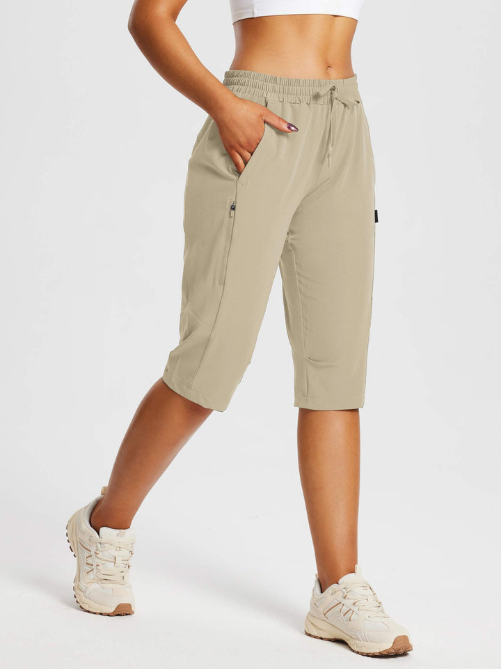 Stilvolle Damen Capris mit Reißverschlusstaschen, ideal für leichte Wanderungen.