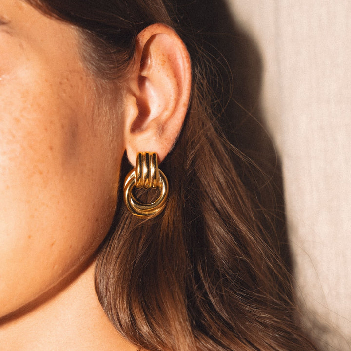 Robuste, wasserdichte Gold Creolen im chunky Design. Hypoallergene Damen-Ohrringe aus Edelstahl.