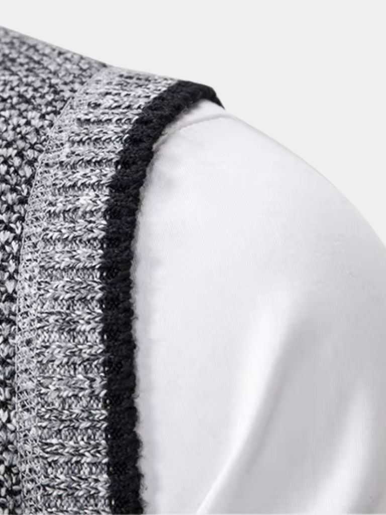 Nahaufnahme: Stoffstruktur des eleganten Herrengilets, mit feinem Reißverschluss.