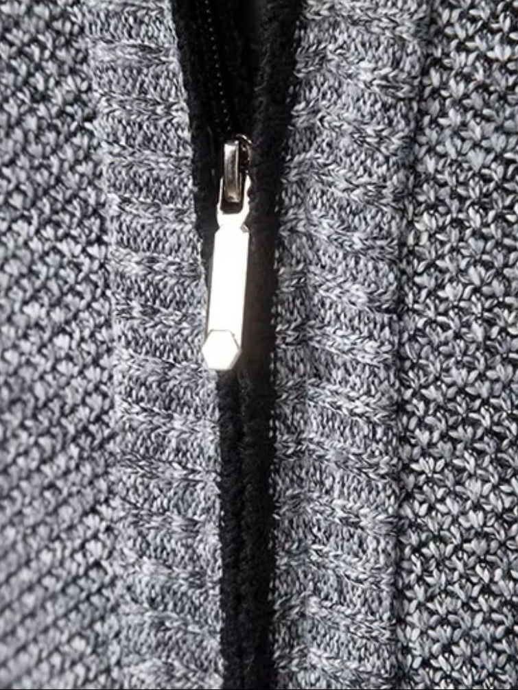 Herrengilet, Frontansicht, zeigt elegantes Design und Reißverschlussdetails.