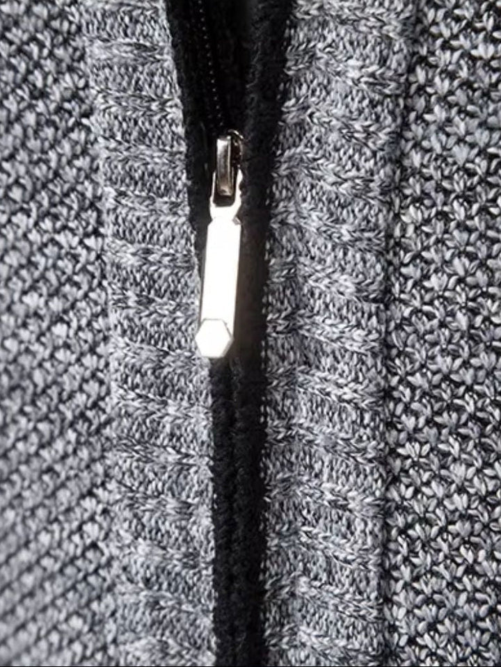 Herrengilet, Frontansicht, zeigt elegantes Design und Reißverschlussdetails.
