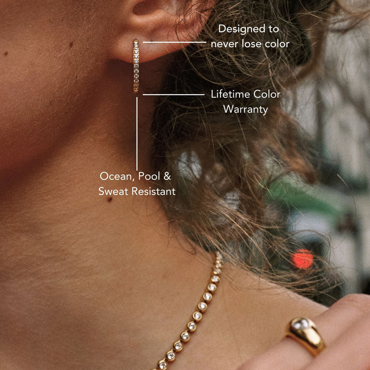 Damen Ohrschmuck: Glitzernde Zirkonia-Pavé Creolen im Huggie-Stil, in edlem Silberton. Wasserfest.