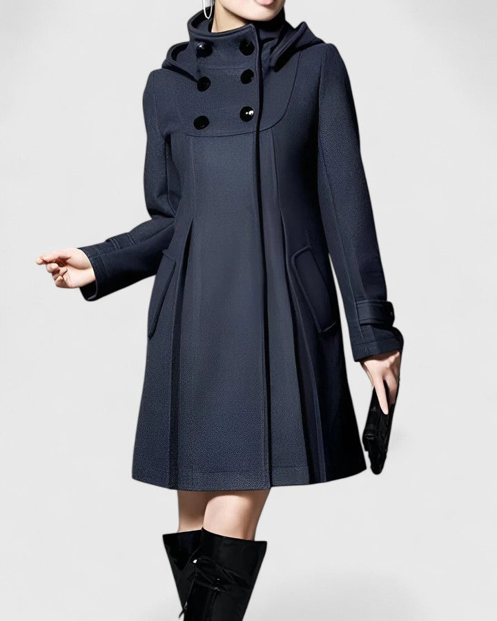 Frau trägt stilvollen, warmen Damen Wintermantel im Freien; ein Muss für elegante Wintermode und Komfort.