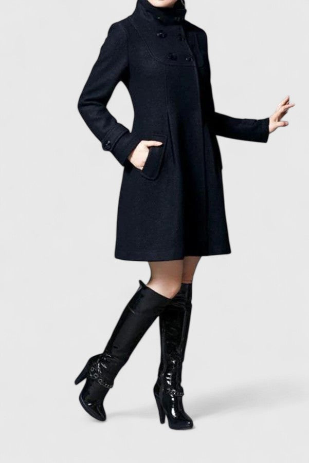 Vollansicht eines eleganten Damen Wintermantels; eine zeitlose Jacke, die Wärme und Stil für die Wintermode vereint.