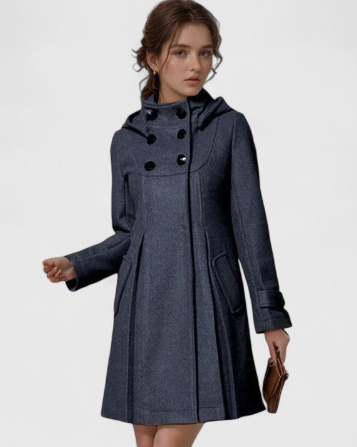 Detailaufnahme des Designs vom warmen Damenmantel; ein stilvoller Mantel für Herbst und Winter, vielseitig kombinierbar.