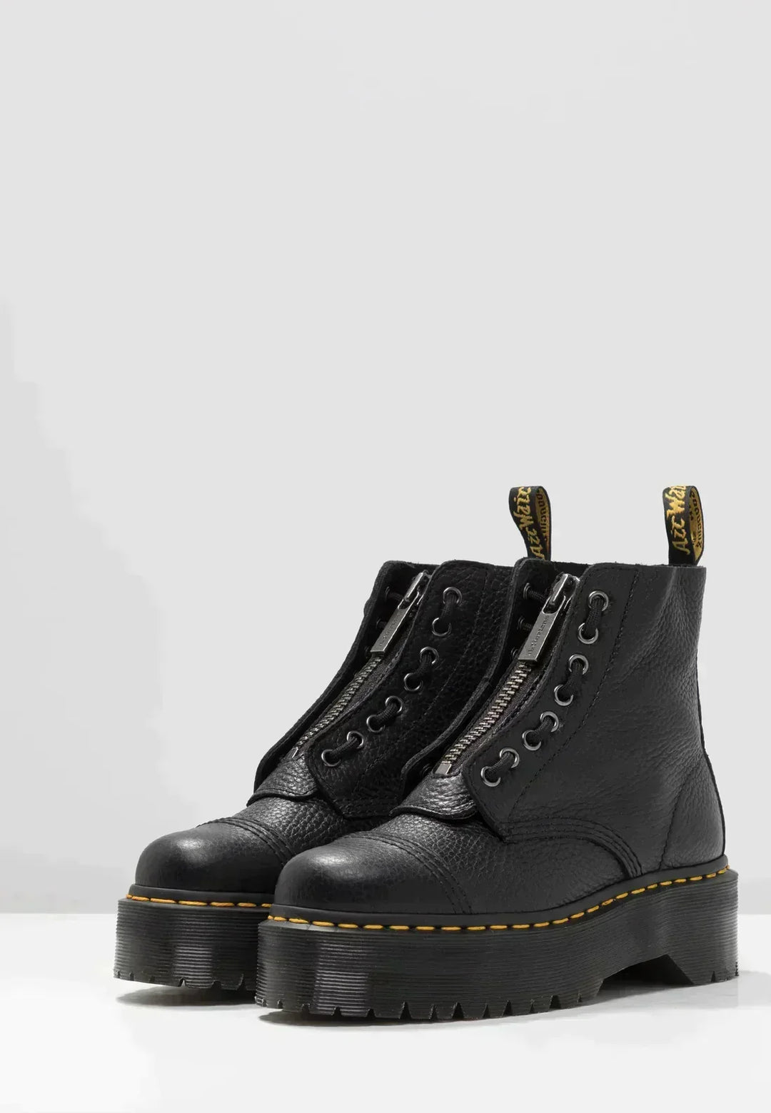 Modische schwarze Plateau Boots für Damen, ideal für Herbst & Winter; mit robustem Chunky Absatz und Doppelreißverschluss.