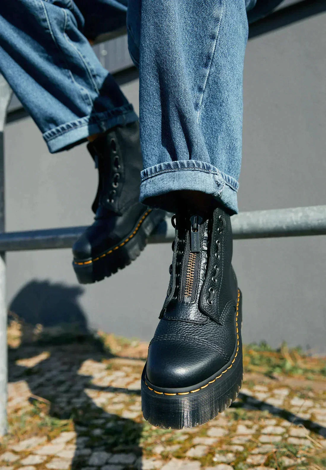 Edgy Damen Stiefelette Schwarz: Hochwertige Plateau Boots mit markantem Doppelreißverschluss für Gothic & Streetwear.