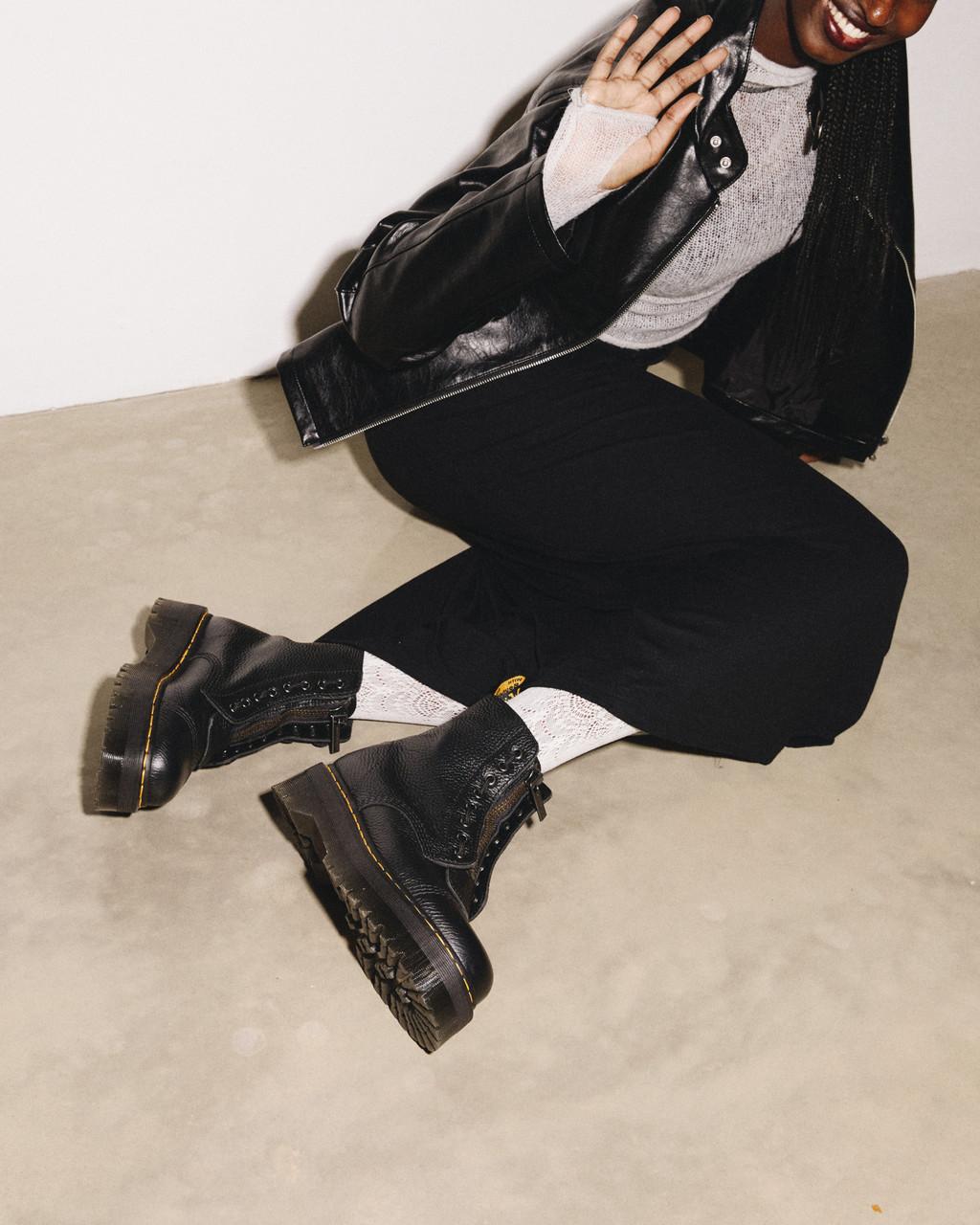 Trendige schwarze Damen Plateau-Stiefelette, Chunky Style, perfekt für Herbst/Winter Outfits mit Doppelreißverschluss.