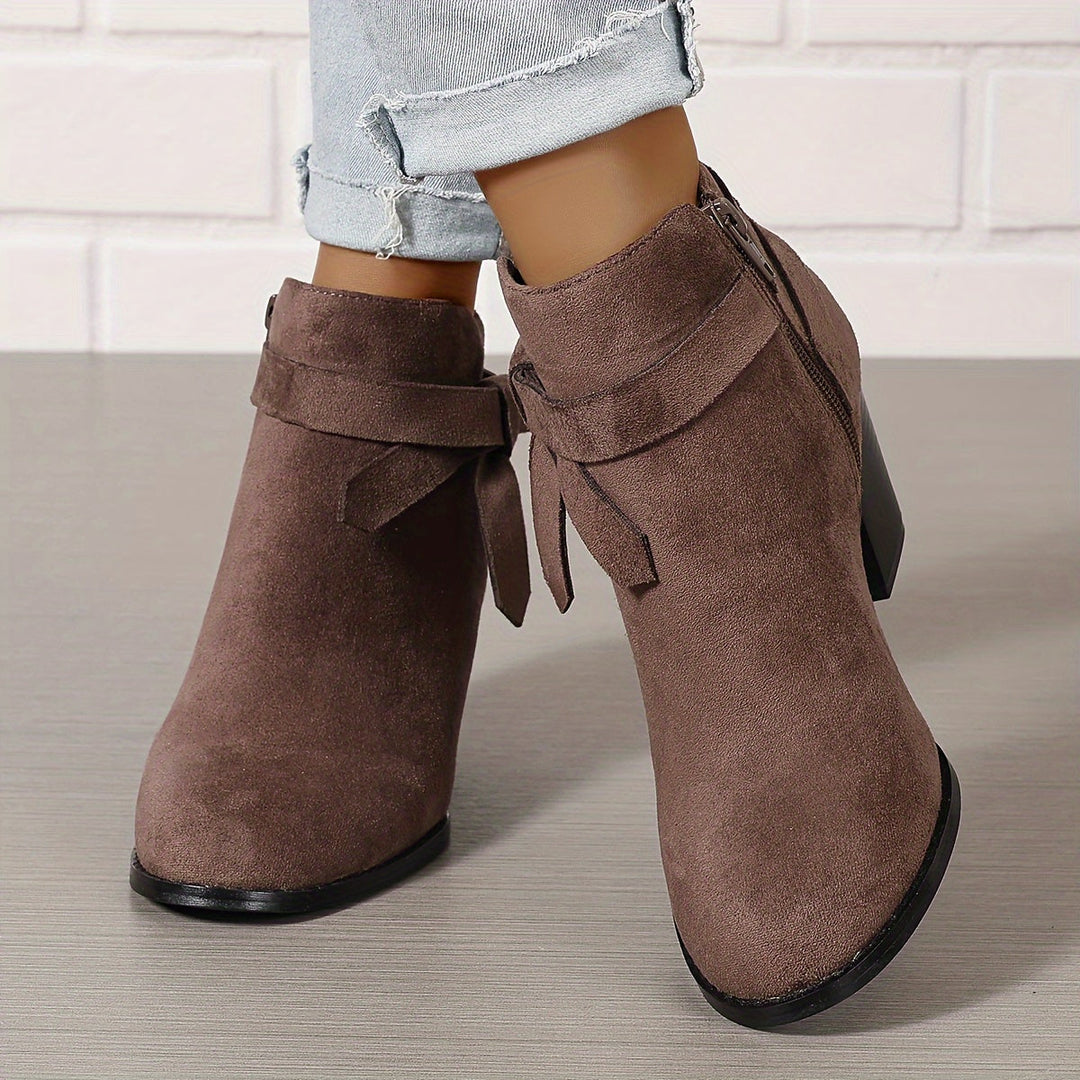 Komfortschuhe: Schwarze Damenstiefeletten mit bequemem Blockabsatz für optimalen Tragekomfort.