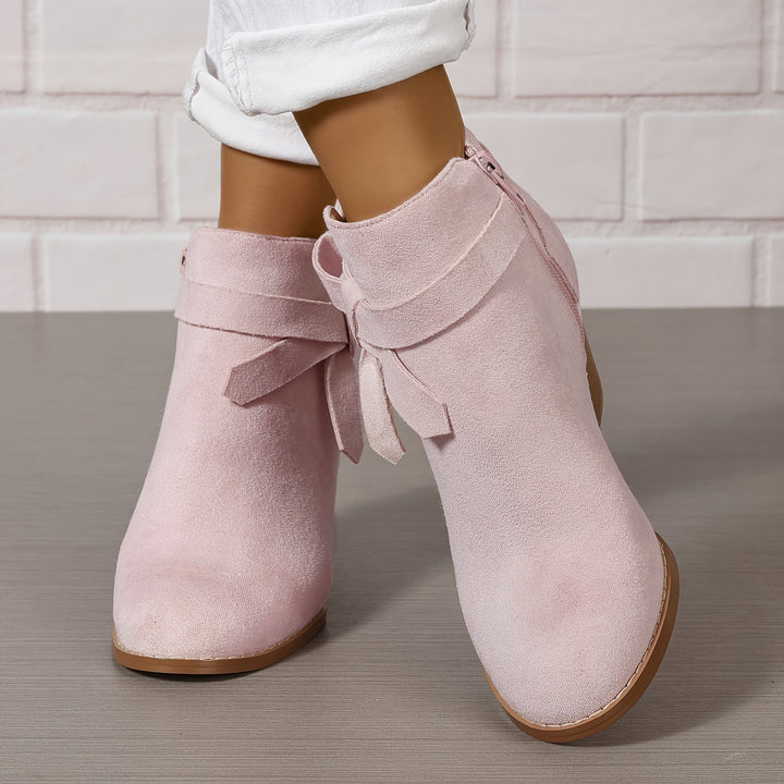 Rückansicht schwarzer Damen Stiefeletten, zeigt den stabilen und modischen Blockabsatz.