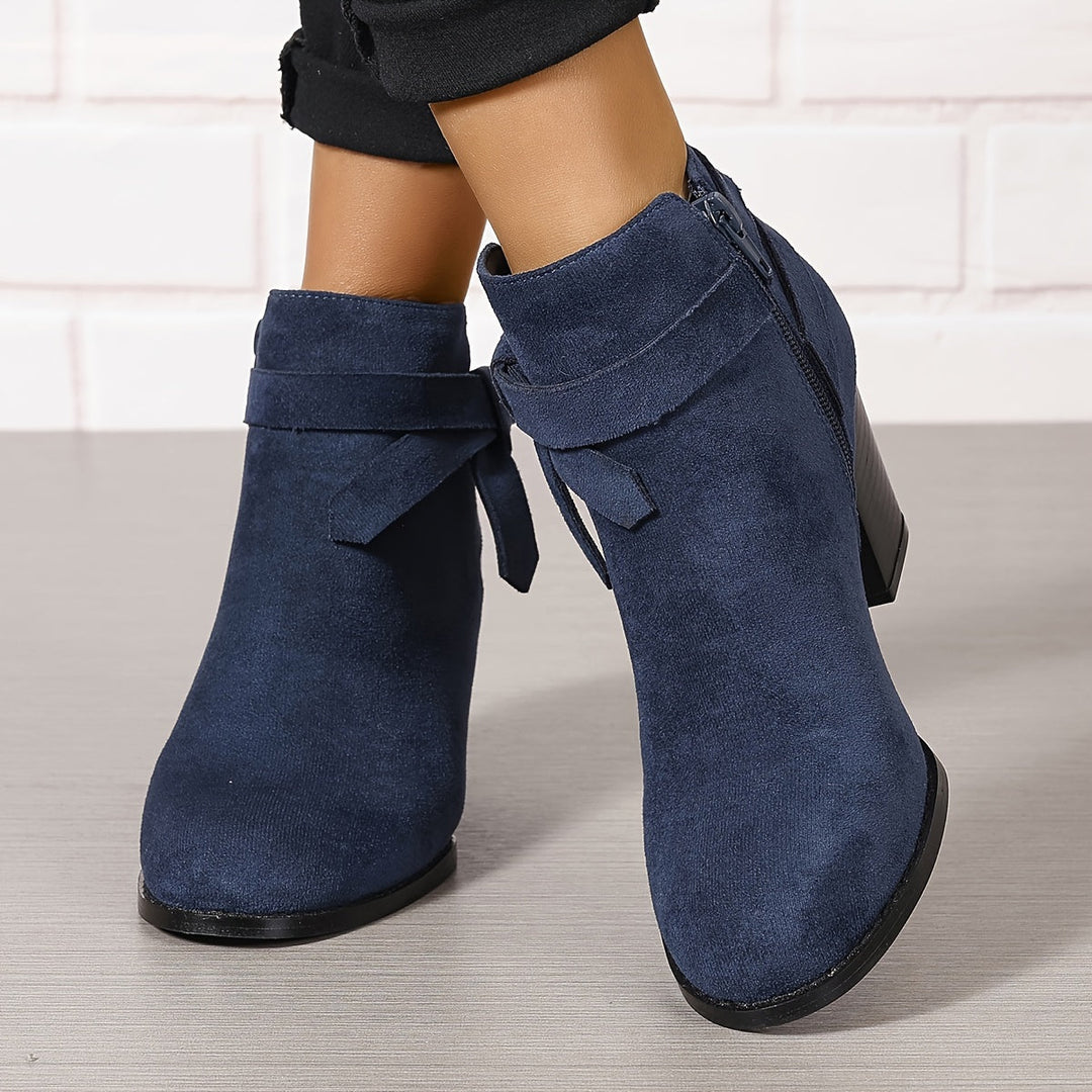 Schwarze Damenschuhe: Elegante Stiefeletten von vorne, betonen den Komfort-Blockabsatz.