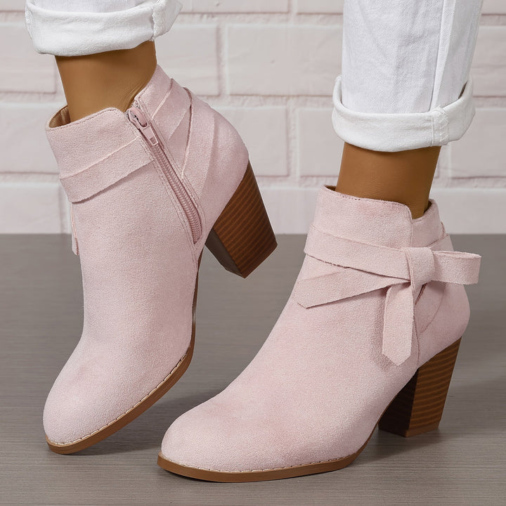 Schwarze Damen Stiefeletten mit Blockabsatz, ideal für Business & Casual Looks.