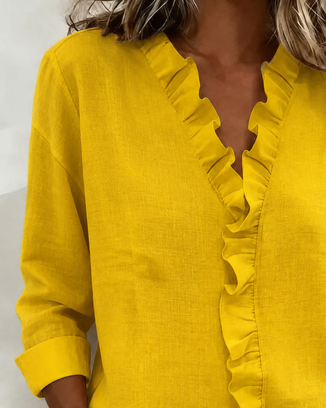 Stilvolle Damenbluse mit Dreiviertelarm für Freizeitmode. Bequemes Oberteil mit elegantem V-Ausschnitt.