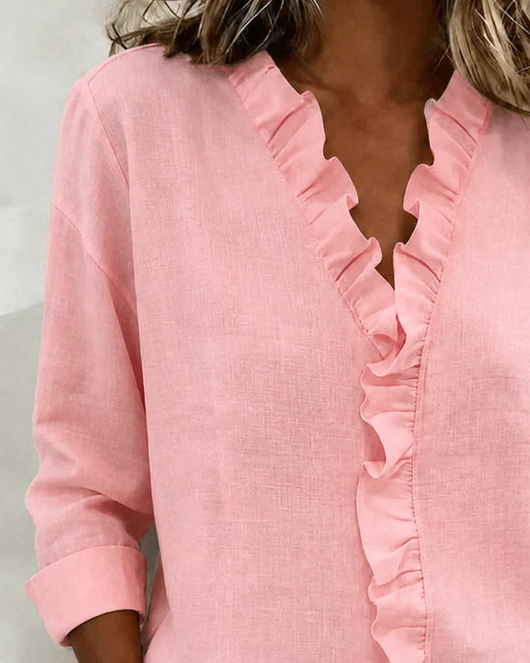 Leichte Dreiviertelarm-Bluse für Damen. Fließender Stoff, V-Ausschnitt, ideal für Frühling/Sommer.