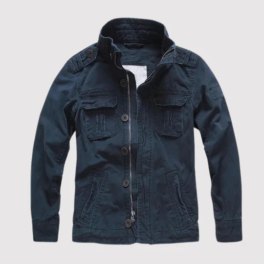 Detailansicht der Herren Reißverschlussjacke mit praktischen Brust- & Seitentaschen; perfekt als Alltagsjacke.
