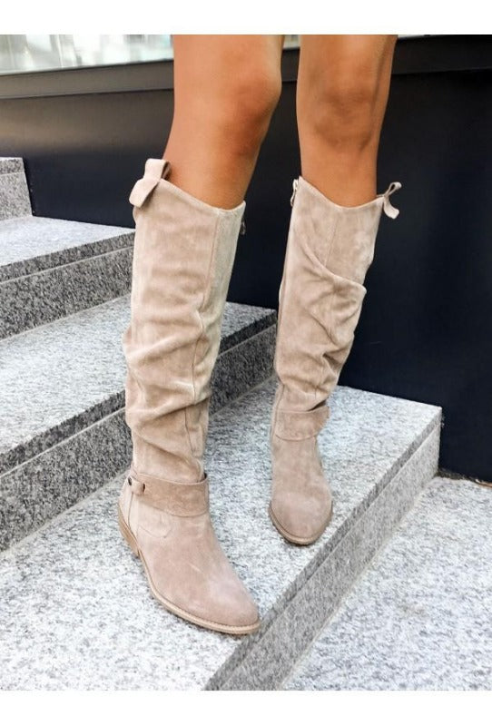 Kniehohe Damenstiefel in Braun. Bequeme elegante Herbst- & Winter-Stiefel, vielseitig kombinierbar für Frauen.
